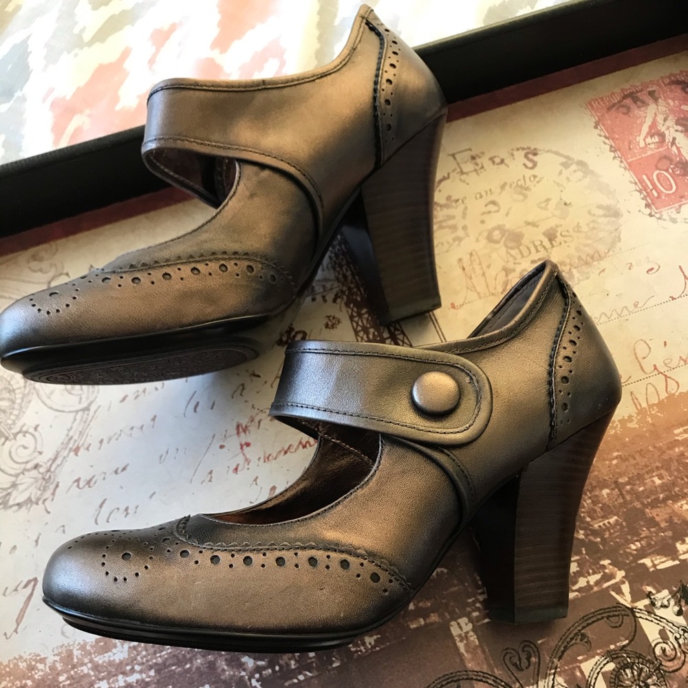 Sofft New Bronze heels. Size 8 wide. Wing-tip toe